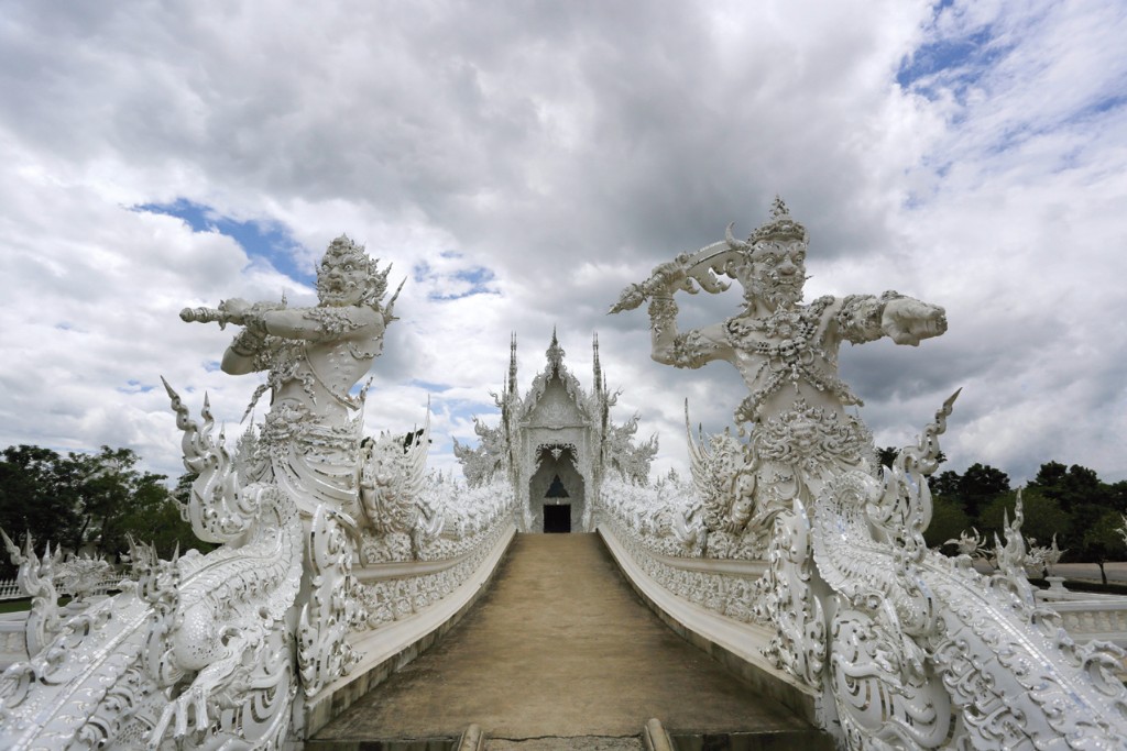 สะพานเข้าสู่พระอุโบสถ