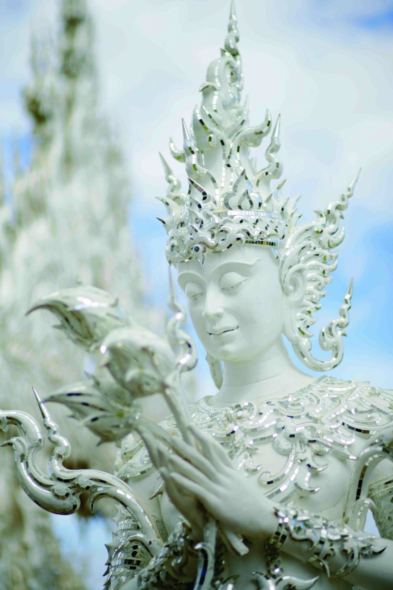 ประติมากรรมบริเวณทางเข้าพระอุโบสถ