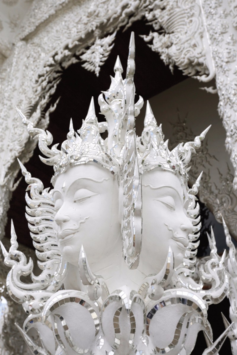 ประติมากรรมบริเวณทางเข้าพระอุโบสถ